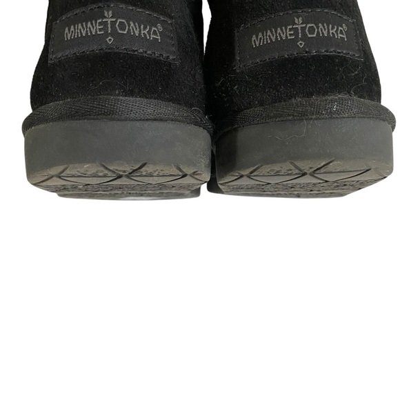 Minnetonka Women’s Black Suede Sheepskin Ankle Bootie SZ 8 - Picture 9 of 14